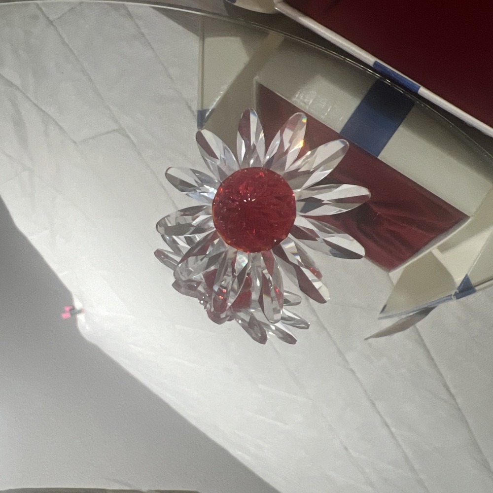 2000 Swarovski Crystal Figurine - Red Marguerite Daisy - w Box #255804‎